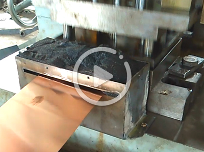 雙點復式沖床正在加工金屬帽的視頻